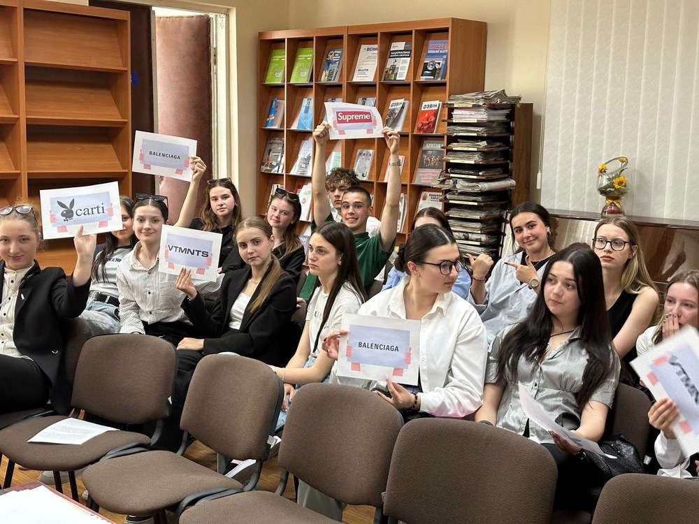 Учасники відгадують, якому бренду належить колекція 